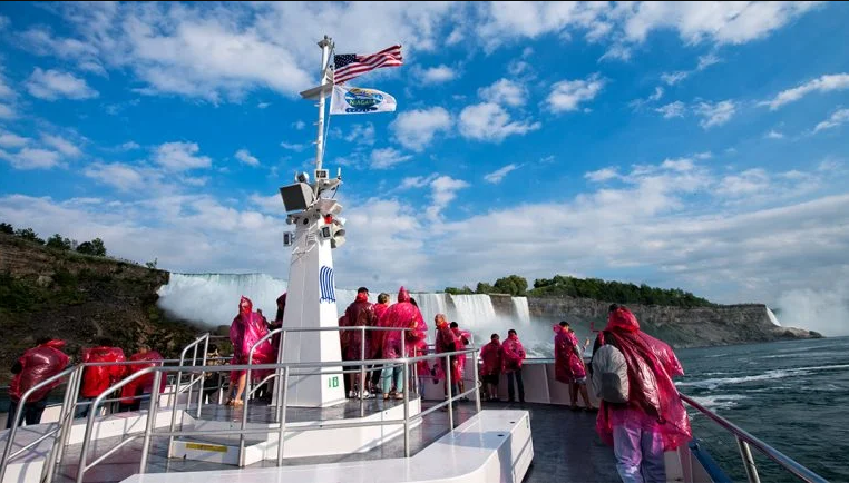 niagara falls boat tour sunny day